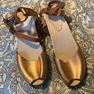 BRYR double ankle strap peep toe wood heels in size 39, rose gold